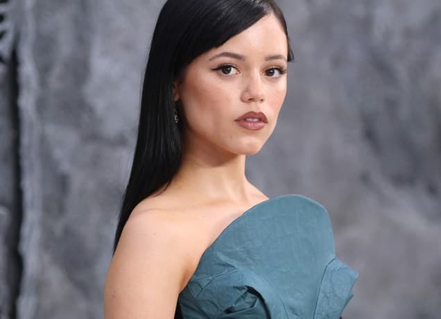 jenna-ortega-bleached-brows-the-cut-cover: Jenna Ortega on the red carpet at the premiere of 'Beetlejuice Beetlejuice'