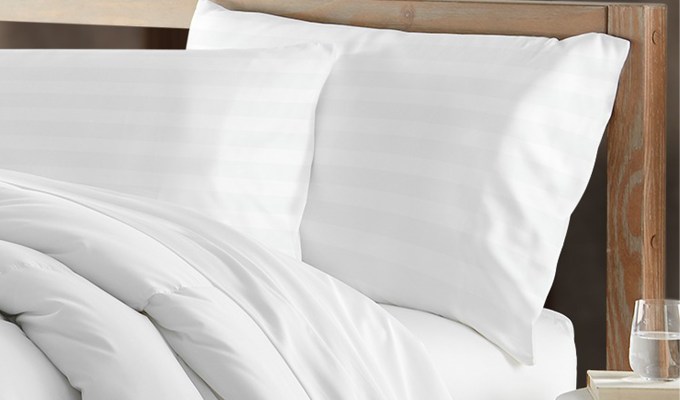 A close up of the Beckham Hotel Collection Bed Pillows Set.