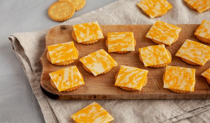 healthy protein snacks: cheese and crackers