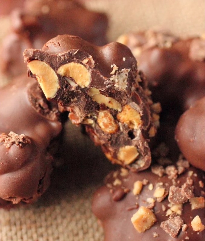 easy snacks to make: peanut toffee chocolate clusters by brown sugar food blog