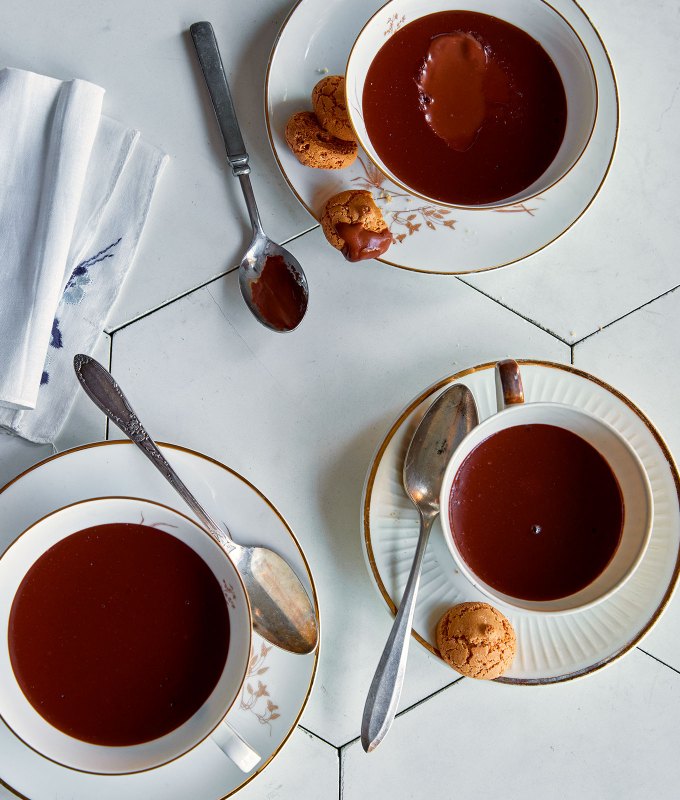 thick italian hot chocolate recipe: three mugs of thick italian hot chocoalte with spoons and shortbread cookies